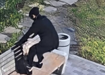 Запрыгнул — и сломал: в ЗКО подросток разгромил скамейку в аллее
