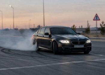 Крутил BMW на дороге: 20-летнего водителя наказали за дрифт в Туркестанской области