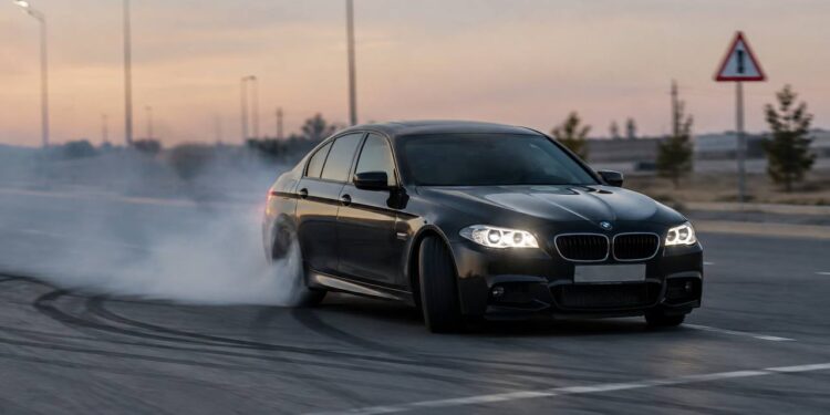 Крутил BMW на дороге: 20-летнего водителя наказали за дрифт в Туркестанской области