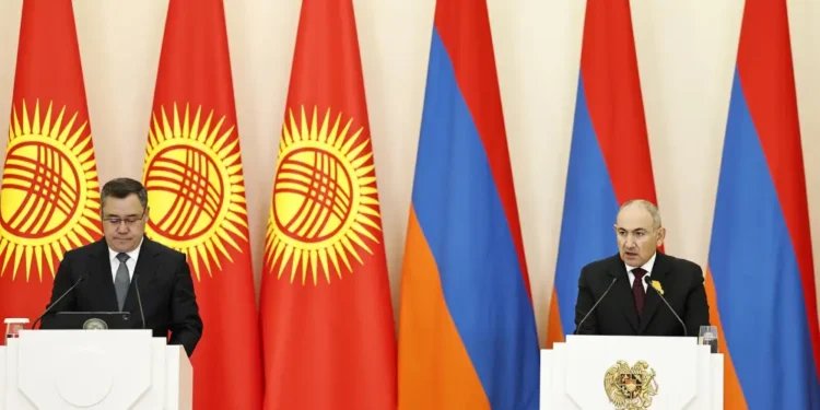 Пашинян несколько раз назвал Жапарова президентом Казахстана — глава протокола потерял должность